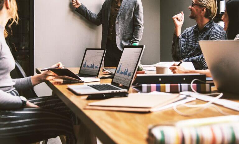 Avvocati, commercialisti e consulenti del lavoro: la spesa per il Digitale resta stabile, mentre cresce la preoccupazione per AI e piattaforme